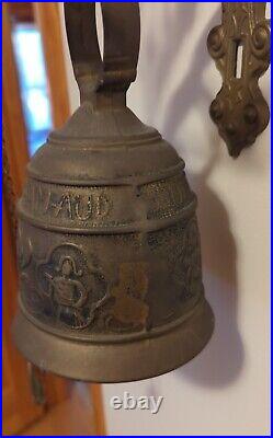 Large ANTIQUE VINTAGE BRASS ORNATE DOOR BELL with PULL CHAIN Latin Phrase